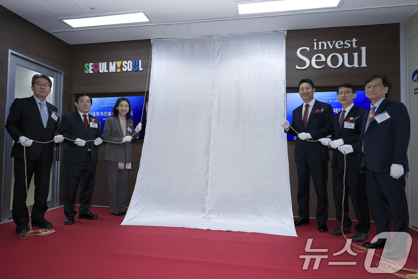 (서울=뉴스1) 박정호 기자 = 오세훈 서울시장이 13일 오전 서울시 종로구 서울글로벌센터빌딩에서 열린 서울투자진흥재단 출범식에서 권동일 서울대학교 명예교수(왼쪽부터), 임춘대 서 …