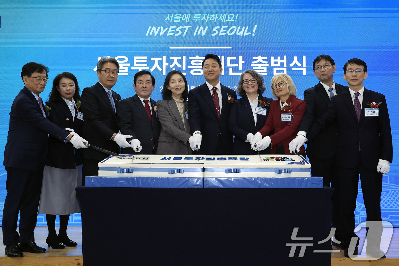 (서울=뉴스1) 박정호 기자 = 13일 오전 서울시 종로구 서울글로벌센터빌딩에서 열린 서울투자진흥재단 출범식에서 최수현 금융산업정책위원장(왼쪽부터), 신희정 주한 미국주정부대표부 …