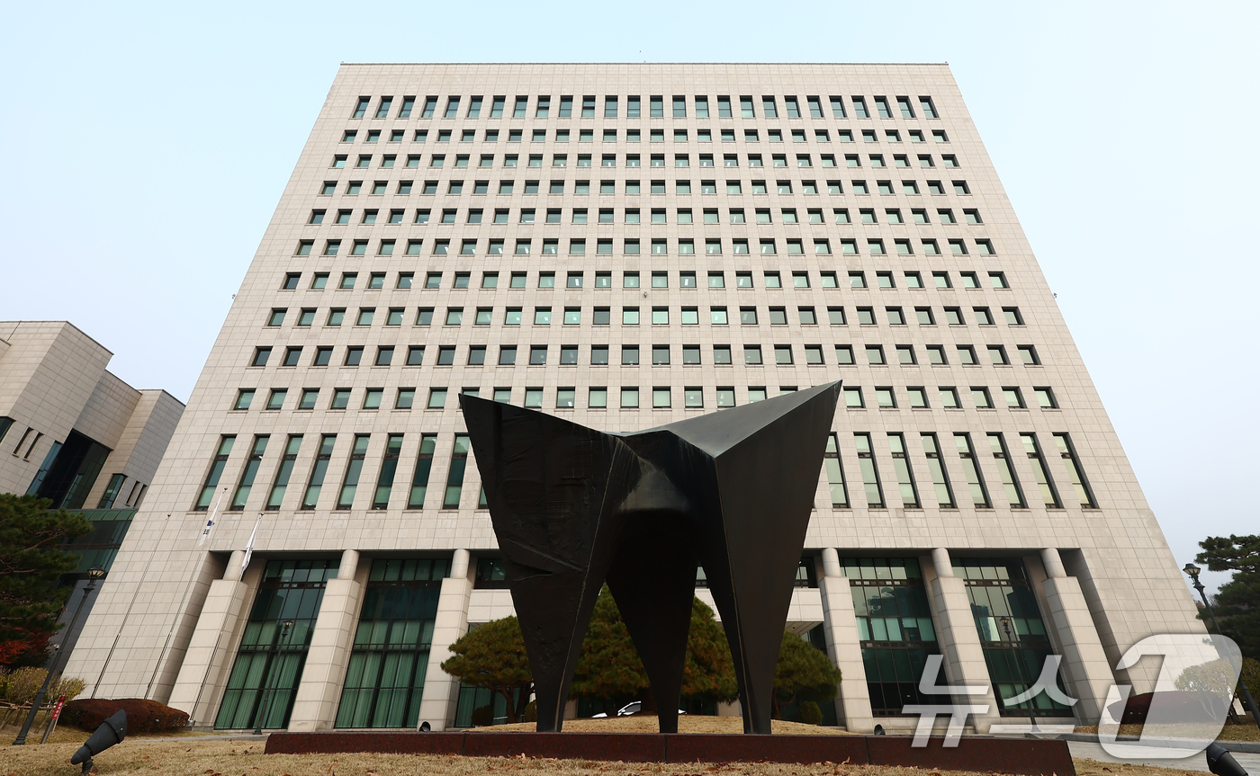 (서울=뉴스1) 김민지 기자 = 대장동 개발 비리 사건 항소 포기 논란으로 노만석 검찰총장 직무대행(대검찰청 차장검사)이 사의를 표명하면서 '대행의 대행' 체제가 현실화 됐다.법조 …