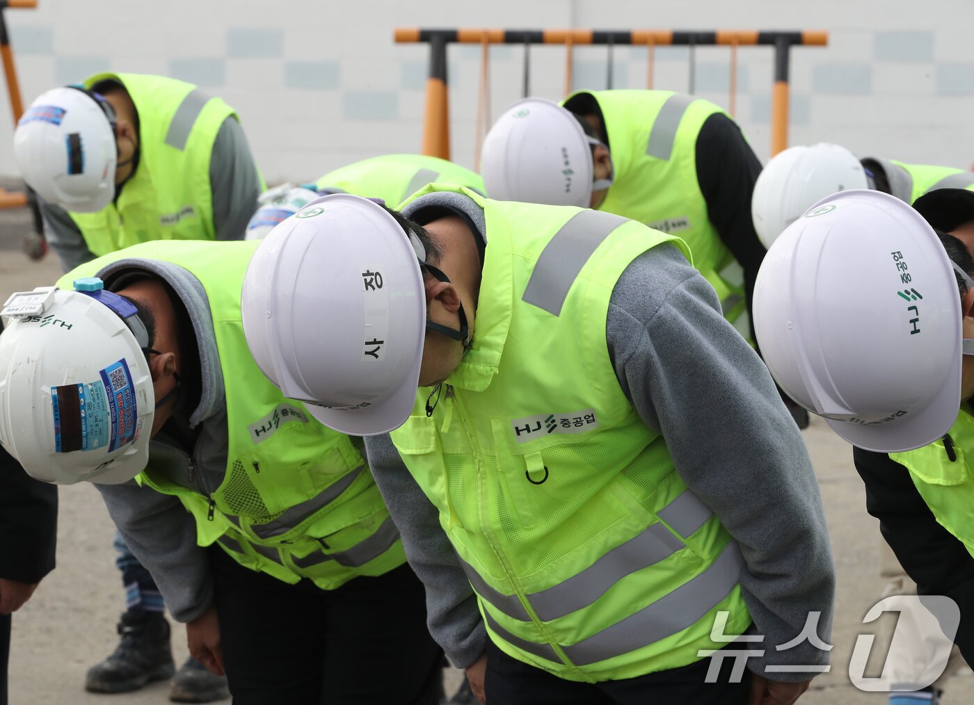 본문 이미지 - 김완석 HJ중공업 대표이사가 13일 울산화력본부 보일러 타워 붕괴사고 현장 앞에서 대국민 사과를 하고 있다. 2025.11.13/뉴스1 ⓒ News1 조민주 기자
