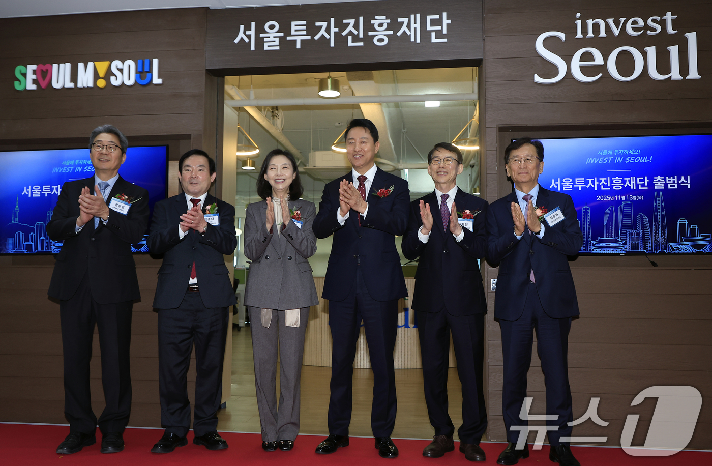 (서울=뉴스1) 박정호 기자 = 오세훈 서울시장이 13일 오전 서울시 종로구 서울글로벌센터빌딩에서 열린 서울투자진흥재단 출범식에서 권동일 서울대학교 명예교수(왼쪽부터), 임춘대 서 …