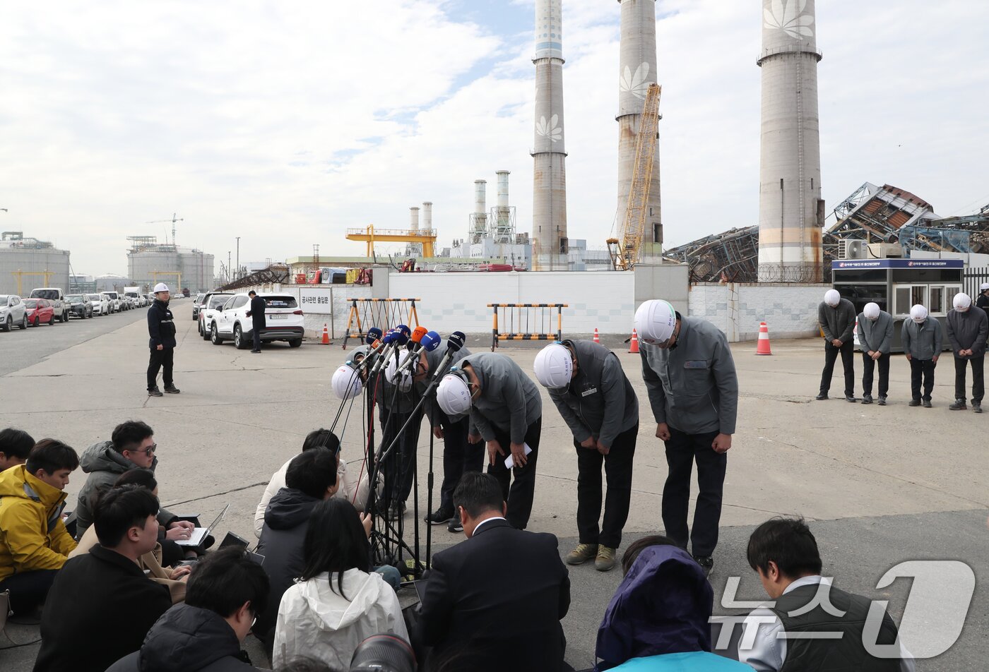 본문 이미지 - 권명호 한국동서발전 사장이 13일 울산화력본부 보일러 타워 붕괴사고 현장 앞에서 대국민 사과를 하며 고개를 숙이고 있다. 2025.11.13/뉴스1 ⓒ News1 조민주 기자