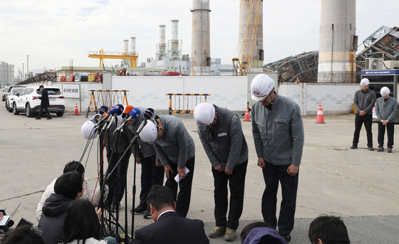 고개 숙여 사과하는 권명호 동서발전 사장