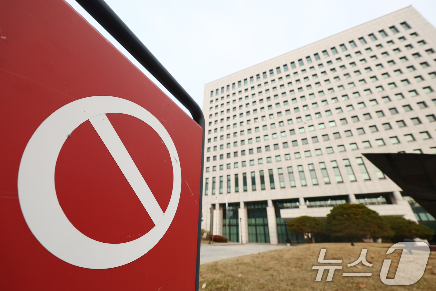 (서울=뉴스1) 김민지 기자 = 대장동 개발 비리 사건 항소 포기 논란으로 노만석 검찰총장 직무대행(대검찰청 차장검사)이 사의를 표명하면서 '대행의 대행' 체제가 현실화 됐다.법조 …