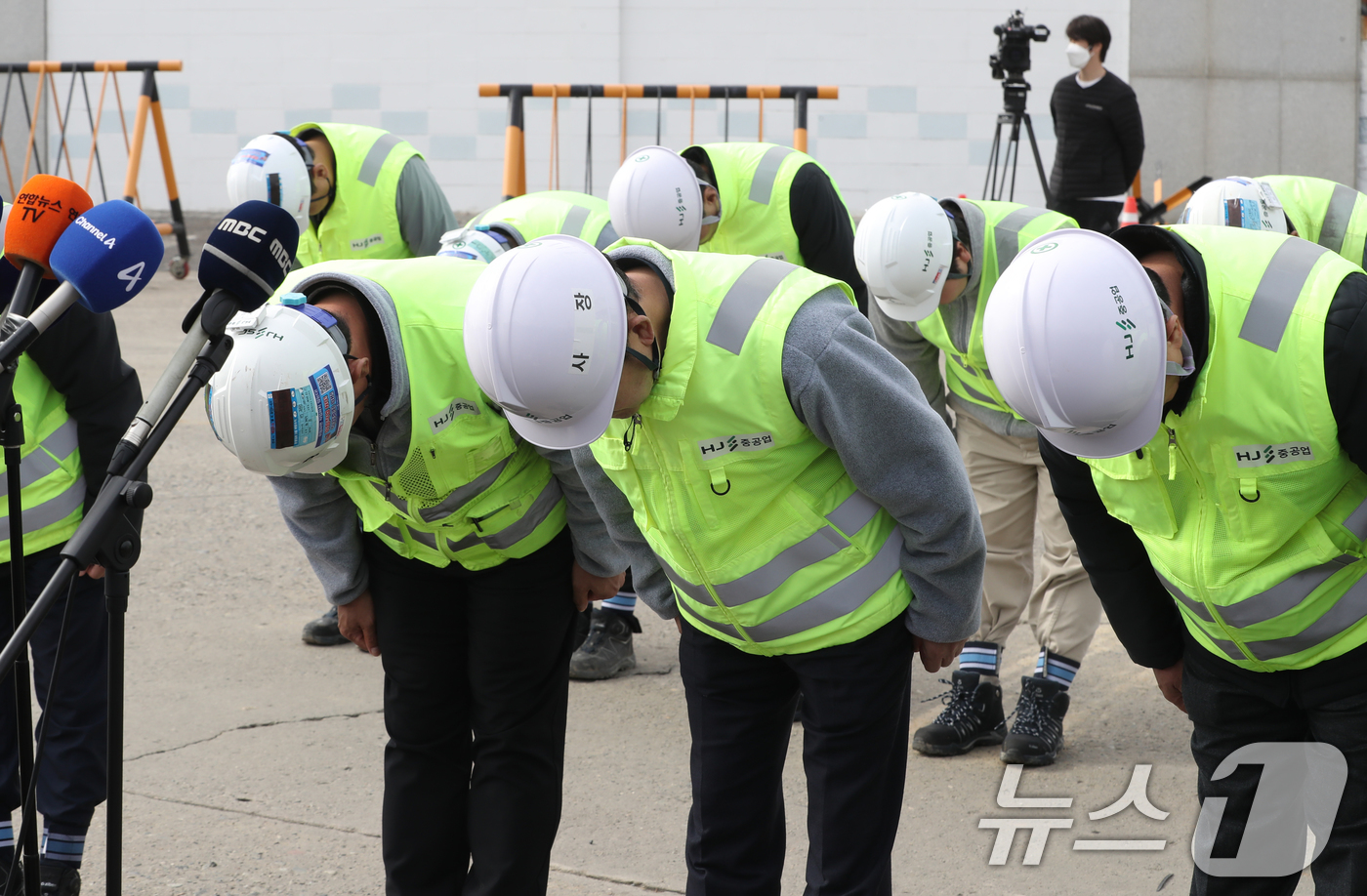 (울산=뉴스1) 조민주 기자 = 김완석 HJ중공업 대표이사가 13일 울산화력본부 보일러 타워 붕괴사고 현장 앞에서 대국민 사과를 하고 있다. 2025.11.13/뉴스1