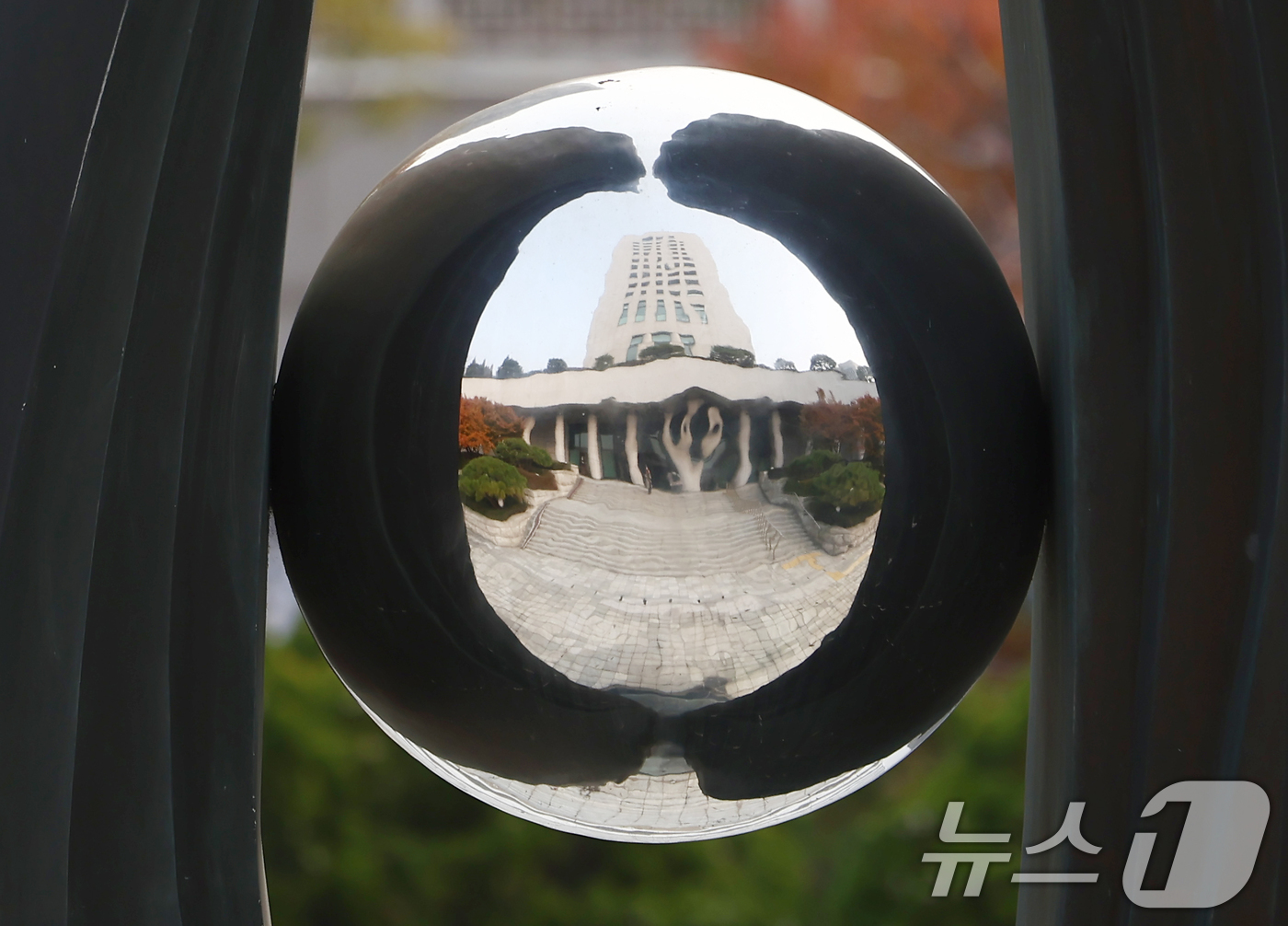 (서울=뉴스1) 김민지 기자 = 대장동 개발 비리 사건 항소 포기 논란으로 노만석 검찰총장 직무대행(대검찰청 차장검사)이 사의를 표명하면서 '대행의 대행' 체제가 현실화 됐다.법조 …