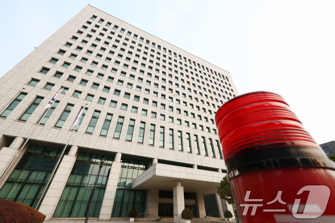 (서울=뉴스1) 김민지 기자 = 대장동 개발 비리 사건 항소 포기 논란으로 노만석 검찰총장 직무대행(대검찰청 차장검사)이 사의를 표명하면서 '대행의 대행' 체제가 현실화 됐다.법조 …