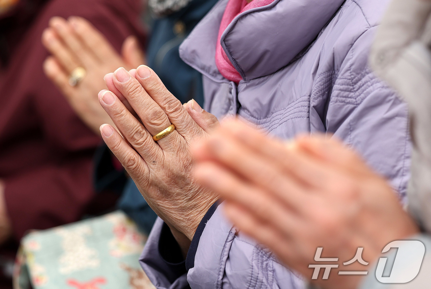 (서울=뉴스1) 박지혜 기자 = 2026학년도 대학수학능력시험(수능)일인 13일 서울 종로구 조계사에서 불자들과 학부모들이 두 손을 모아 기도하고 있다. 2025.11.13/뉴스1 …