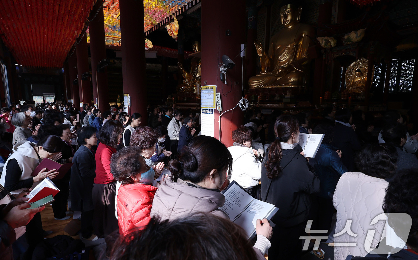 (서울=뉴스1) 박지혜 기자 = 2026학년도 대학수학능력시험(수능)일인 13일 서울 종로구 조계사에서 불자들과 학부모들이 두 손을 모아 기도하고 있다. 2025.11.13/뉴스1 …