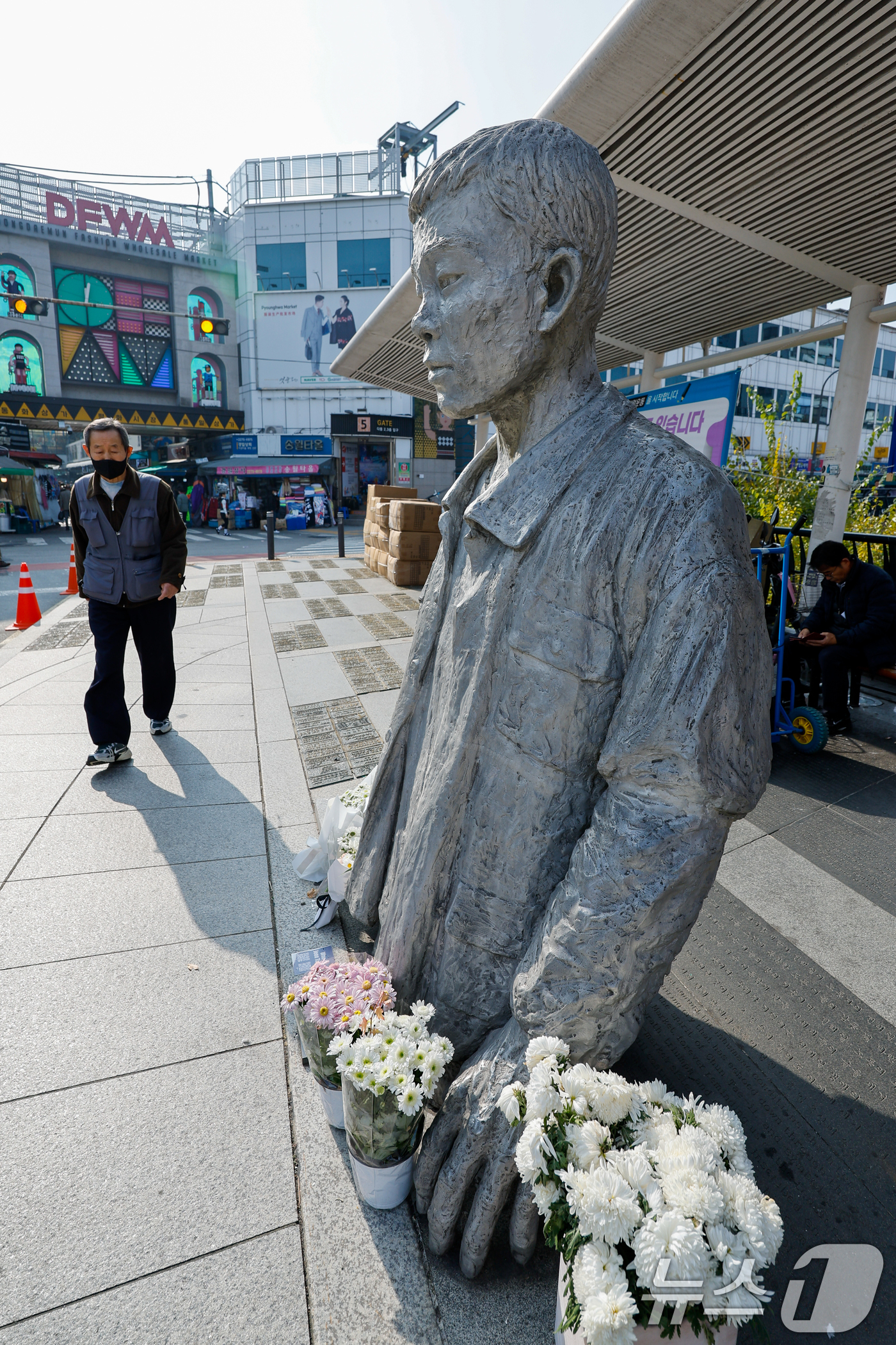 (서울=뉴스1) 안은나 기자 = 전태일 열사 55주기인 13일 서울 종로구 전태일다리 전 열사 동상 앞에 국화꽃이 놓여 있다. 2025.11.13/뉴스1