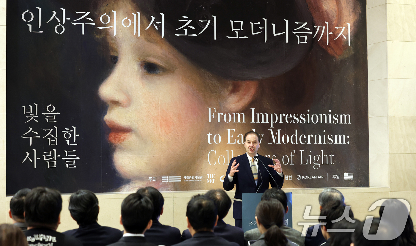 (서울=뉴스1) 김명섭 기자 = 맥스 홀라인 메트로폴리탄미술관장이 13일 서울 용산구 국립중앙박물관 특별전시실에서 열린 '인상주의에서 초기 모더니즘까지, 빛을 수집한 사람들'-메트 …