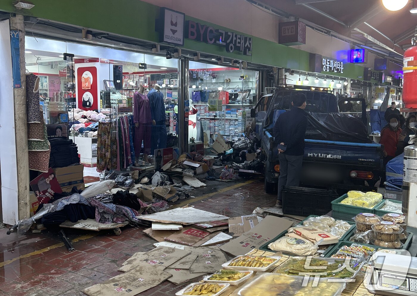 본문 이미지 - 13일 오전 10시 55분쯤 경기 부천 오정구 원종동 제일시장에서 A 씨가 몰던 1톤 트럭이 돌진하는 사고가 발생했다. &#40;독자 제공. 재판매 및 DB금지&#41; 2025.11.13/뉴스1