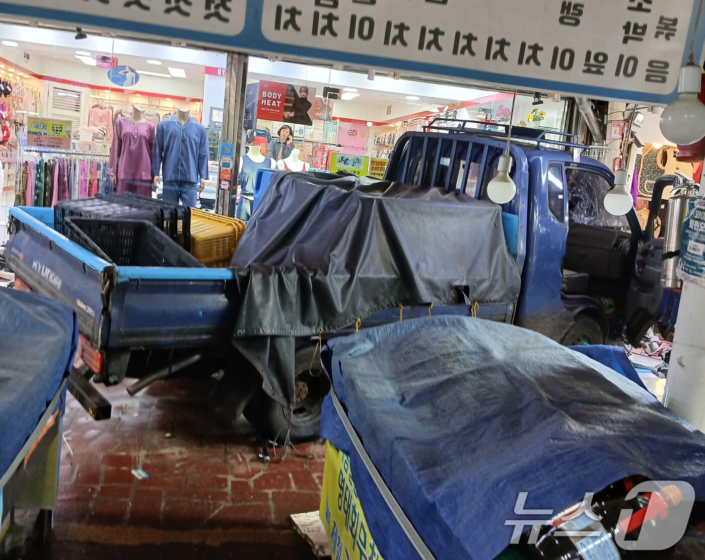 본문 이미지 - 13일 오전 10시 55분쯤 경기 부천 오정구 원종동 제일시장에서 A 씨가 몰던 1톤 트럭이 돌진하는 사고가 발생했다. &#40;독자 제공. 재판매 및 DB금지&#41; 2025.11.13/뉴스1