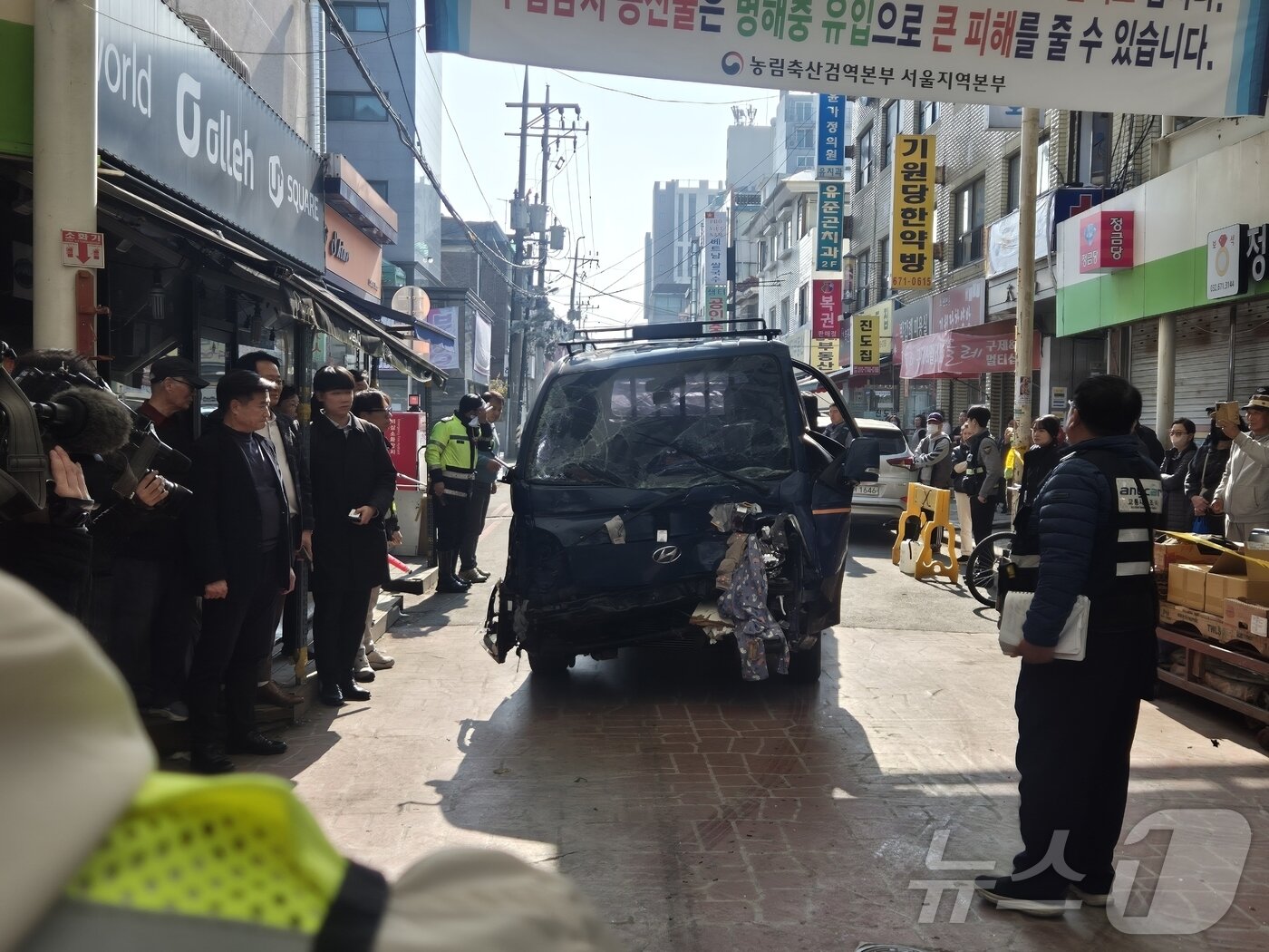 본문 이미지 - 13일 오전 10시 55분쯤 경기 부천 오정구 원종동 제일시장에서 A 씨가 몰던 1톤 트럭이 돌진하는 사고가 발생했다. &#40;경기 부천소방서 제공. 재판매 및 DB금지&#41; 2025.11.13/뉴스1