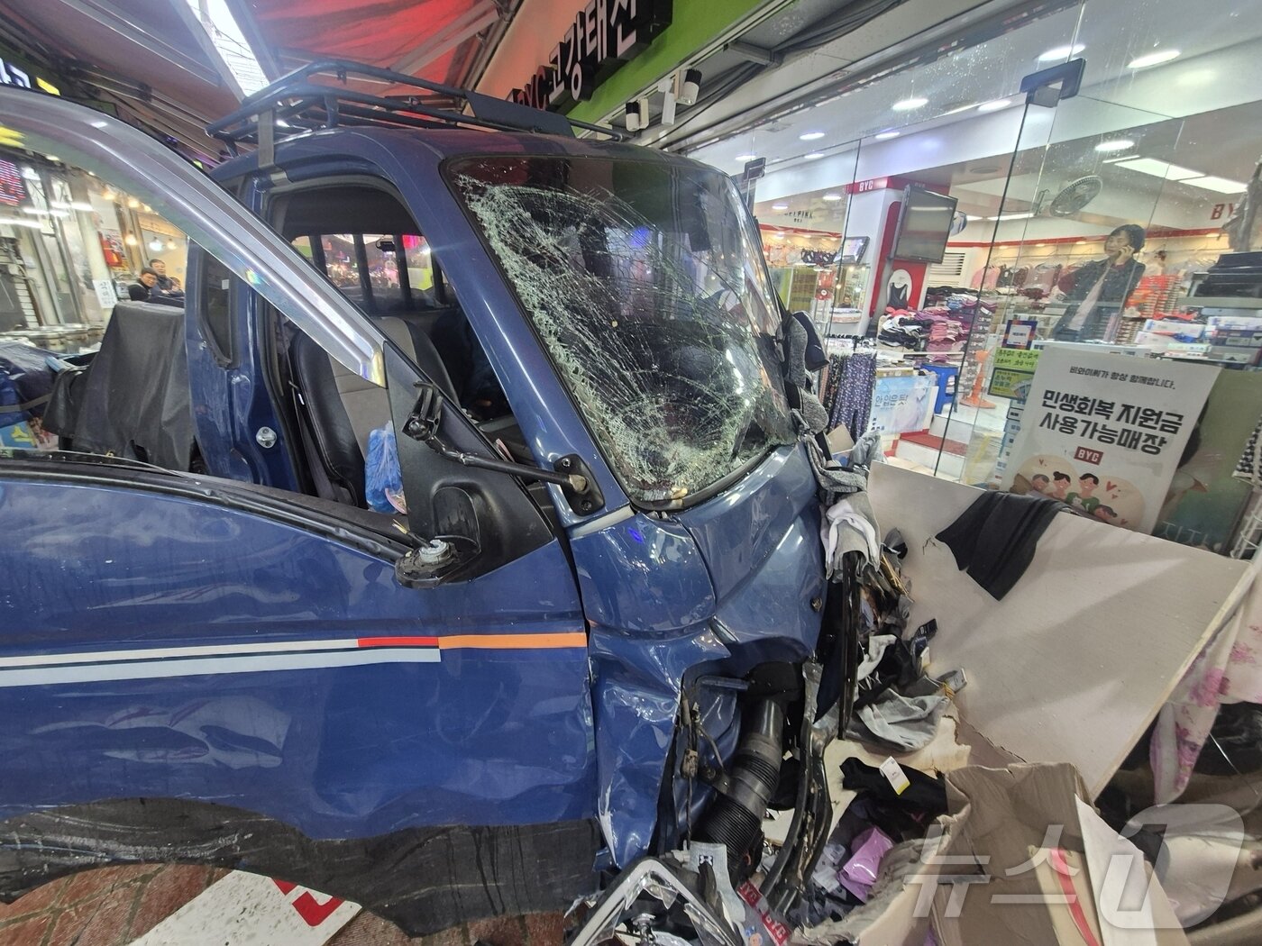 본문 이미지 - 13일 오전 10시 55분쯤 경기 부천 오정구 원종동 제일시장에서 A 씨가 몰던 1톤 트럭이 돌진하는 사고가 발생했다. &#40;경기 부천소방서 제공. 재판매 및 DB금지&#41; 2025.11.13/뉴스1