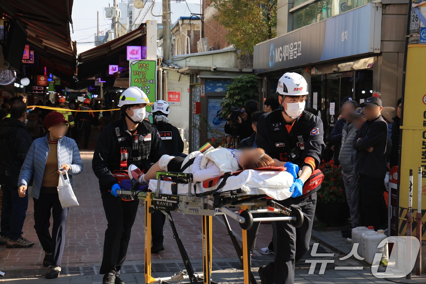 본문 이미지 - 13일 오전 10시 55분쯤 경기 부천 오정구 원종동 제일시장에서 A 씨가 몰던 1톤 트럭이 돌진하는 사고가 발생해 소방대원들이 부상자를 이송하고 있다. 2025.11.13/뉴스1 ⓒ News1 이호윤 기자