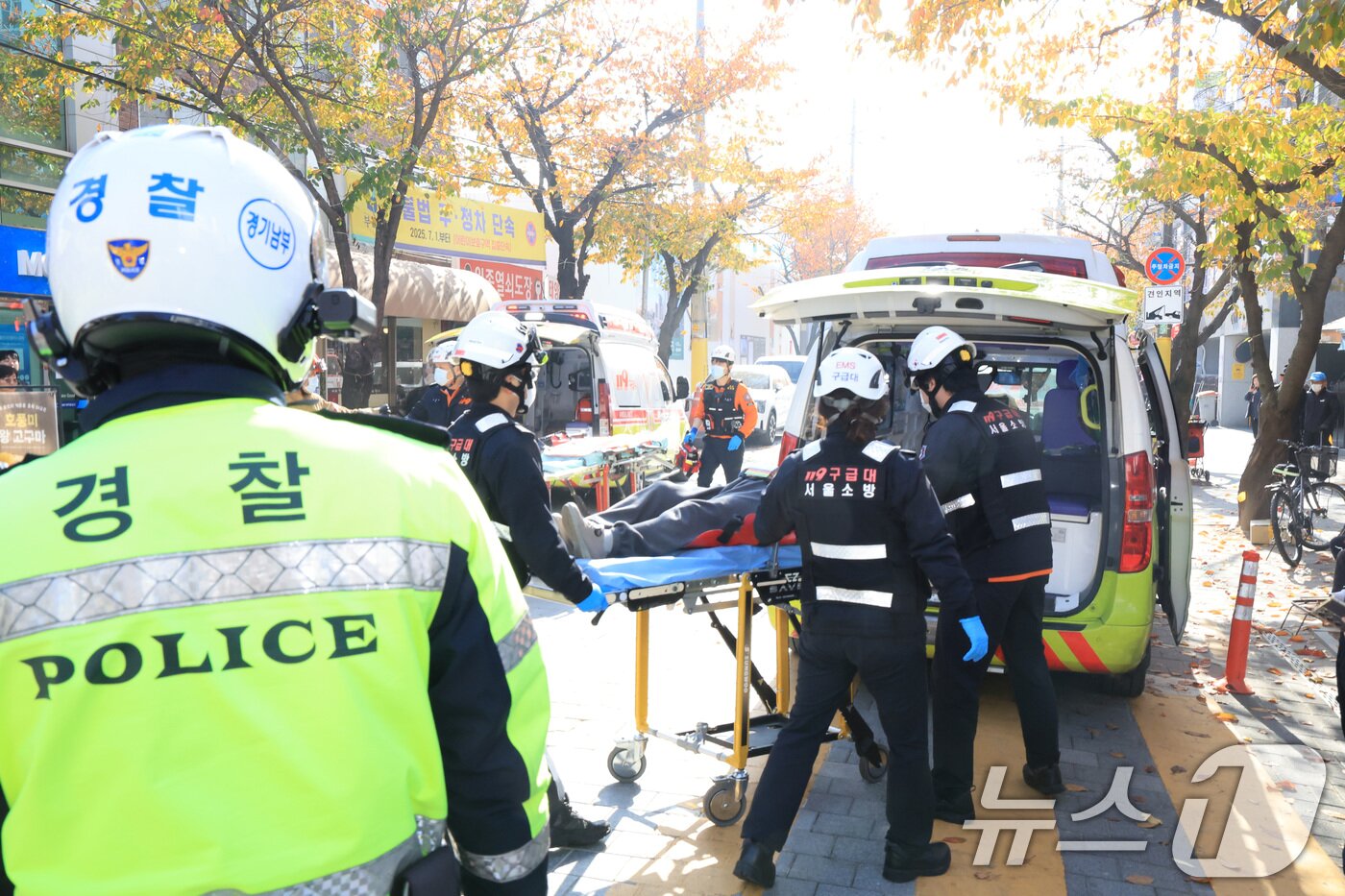 본문 이미지 - 13일 오전 10시 55분쯤 경기 부천 오정구 원종동 제일시장에서 A 씨가 몰던 1톤 트럭이 돌진하는 사고가 발생해 현장에 출동한 구급대원들이 부상자을 이송하고 있다. 2025.11.13/뉴스1 ⓒ News1 이호윤 기자