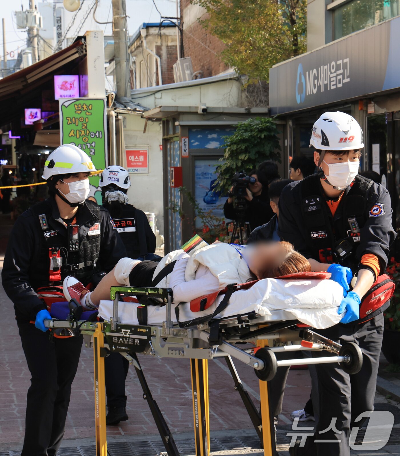 본문 이미지 - 13일 오전 10시 55분쯤 경기 부천 오정구 원종동 제일시장에서 A 씨가 몰던 1톤 트럭이 돌진하는 사고가 발생해 현장에 출동한 구급대원들이 부상자을 이송하고 있다. 2025.11.13/뉴스1 ⓒ News1 이호윤 기자