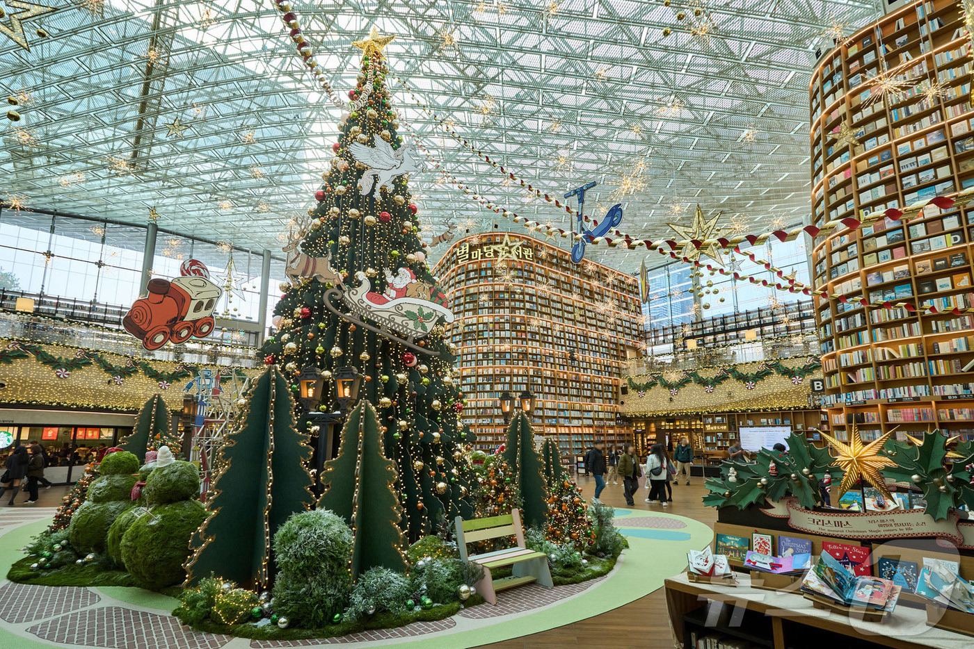 (서울=뉴스1) = 도심 속 ‘크리스마스 트리 명소’ 스타필드 코엑스몰 별마당 도서관이 올해는 종이로 만든 환상적인 동화 속 세상으로 변신해 마법 같은 순간을 선보인다고 13일 밝 …