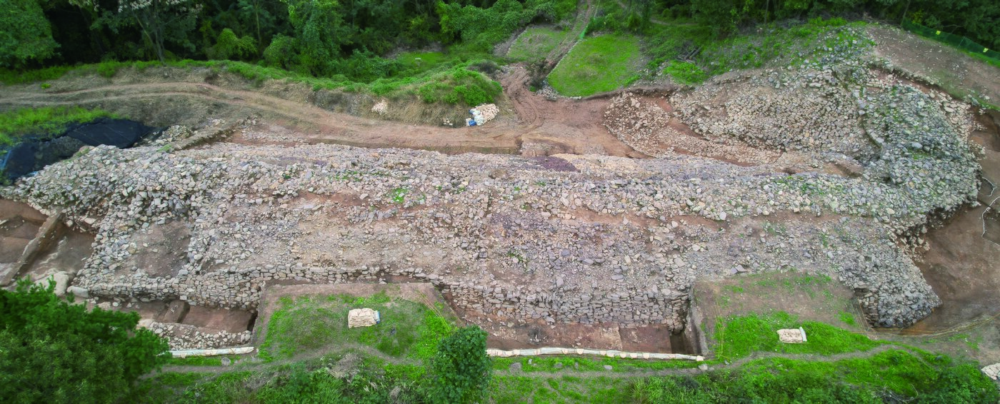 본문 이미지 - 팔거산성 초축체성 상부성벽 내벽 전경. 내벽은 길이 약 55m,  최고 높이 2.4m 규모로 남아 있다.&#40;국가유산청 제공&#41;