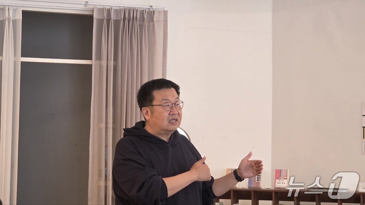 본문 이미지 - &#39;대구 팔거산성&#39; 3차 발굴조사 성과에 대해 설명하는 이종훈 국가유산청 역사유적정책관ⓒ News1 정수영 기자