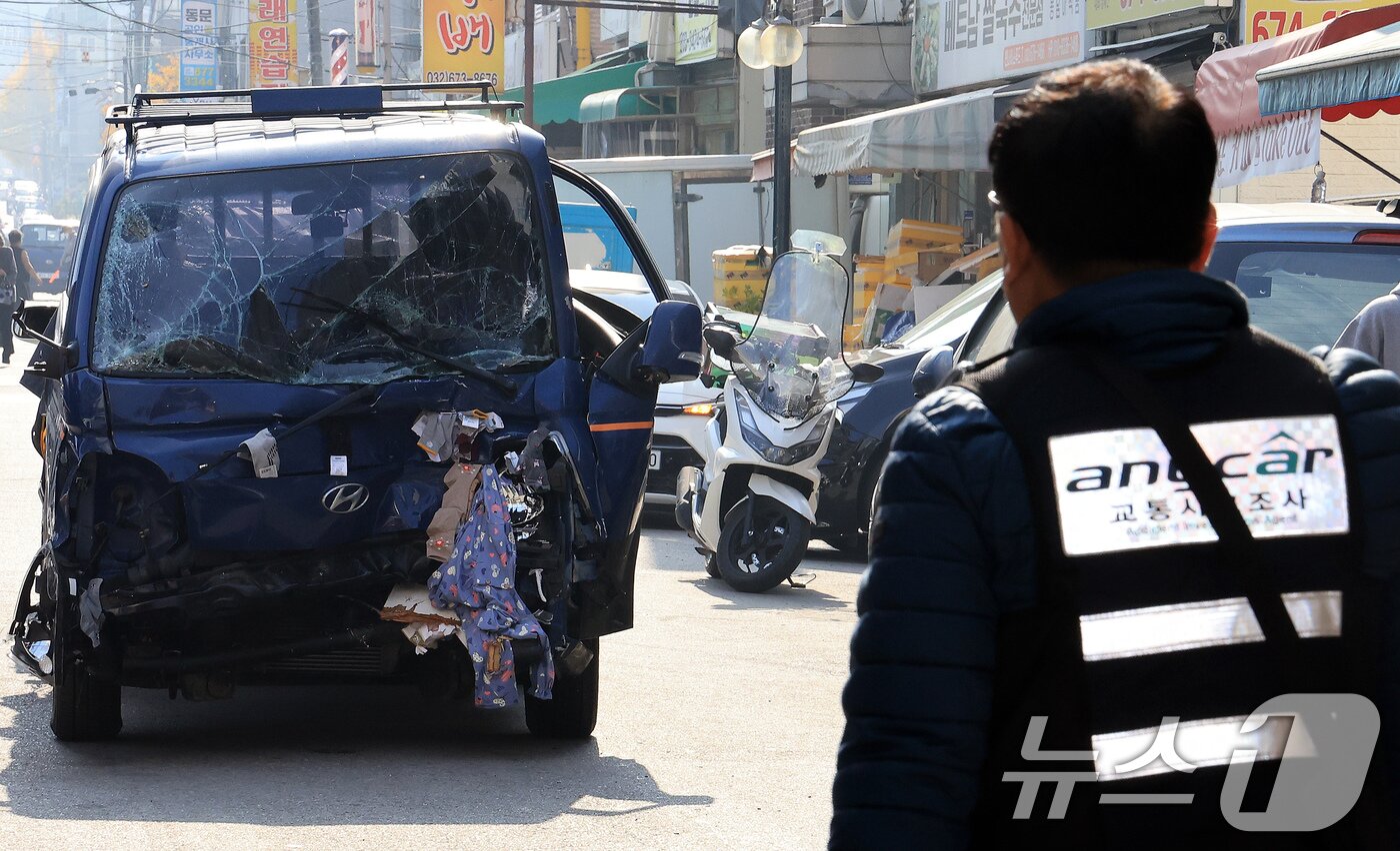 본문 이미지 - 13일 경기 부천 오정구 원종동 제일시장에서 A 씨가 몰던 1톤 트럭이 돌진하는 사고가 발생해 교통사고조사 관계자들이 사고차량을 수습하고 있다. 2025.11.13/뉴스1 ⓒ News1 이호윤 기자