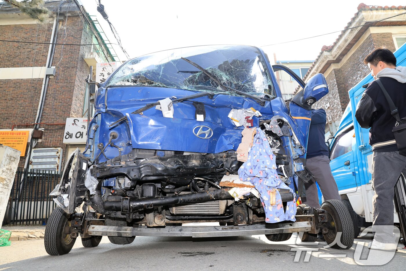 본문 이미지 - 13일 경기 부천 오정구 원종동 제일시장에서 A 씨가 몰던 1톤 트럭이 돌진하는 사고가 발생해 경찰 관계자들이 사고차량을 수습하고 있다. 2025.11.13/뉴스1 ⓒ News1 이호윤 기자