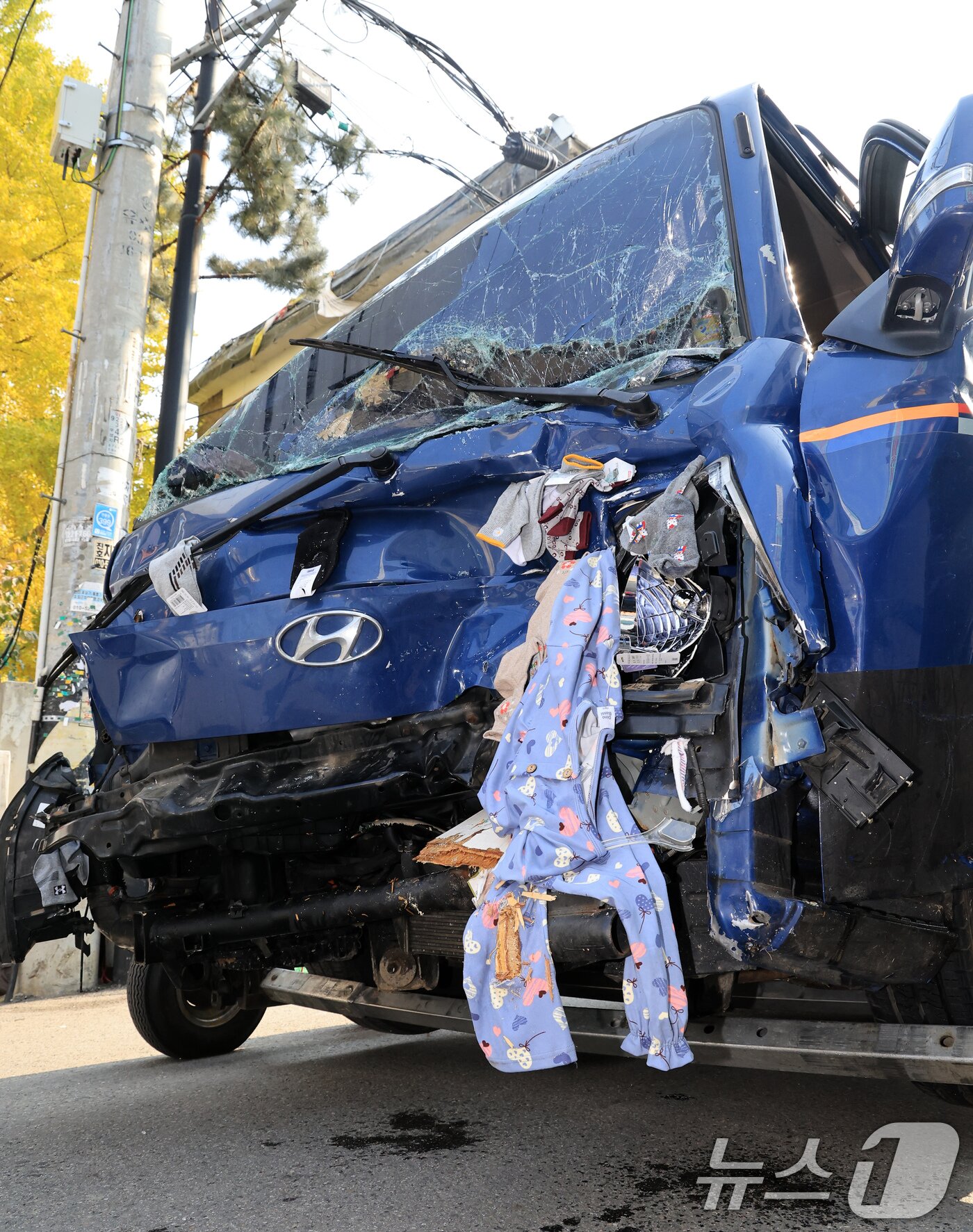 본문 이미지 - 13일 경기 부천 오정구 원종동 제일시장에서 A 씨가 몰던 1톤 트럭이 돌진하는 사고가 발생해 경찰 관계자들이 사고차량을 수습하고 있다. 2025.11.13/뉴스1 ⓒ News1 이호윤 기자