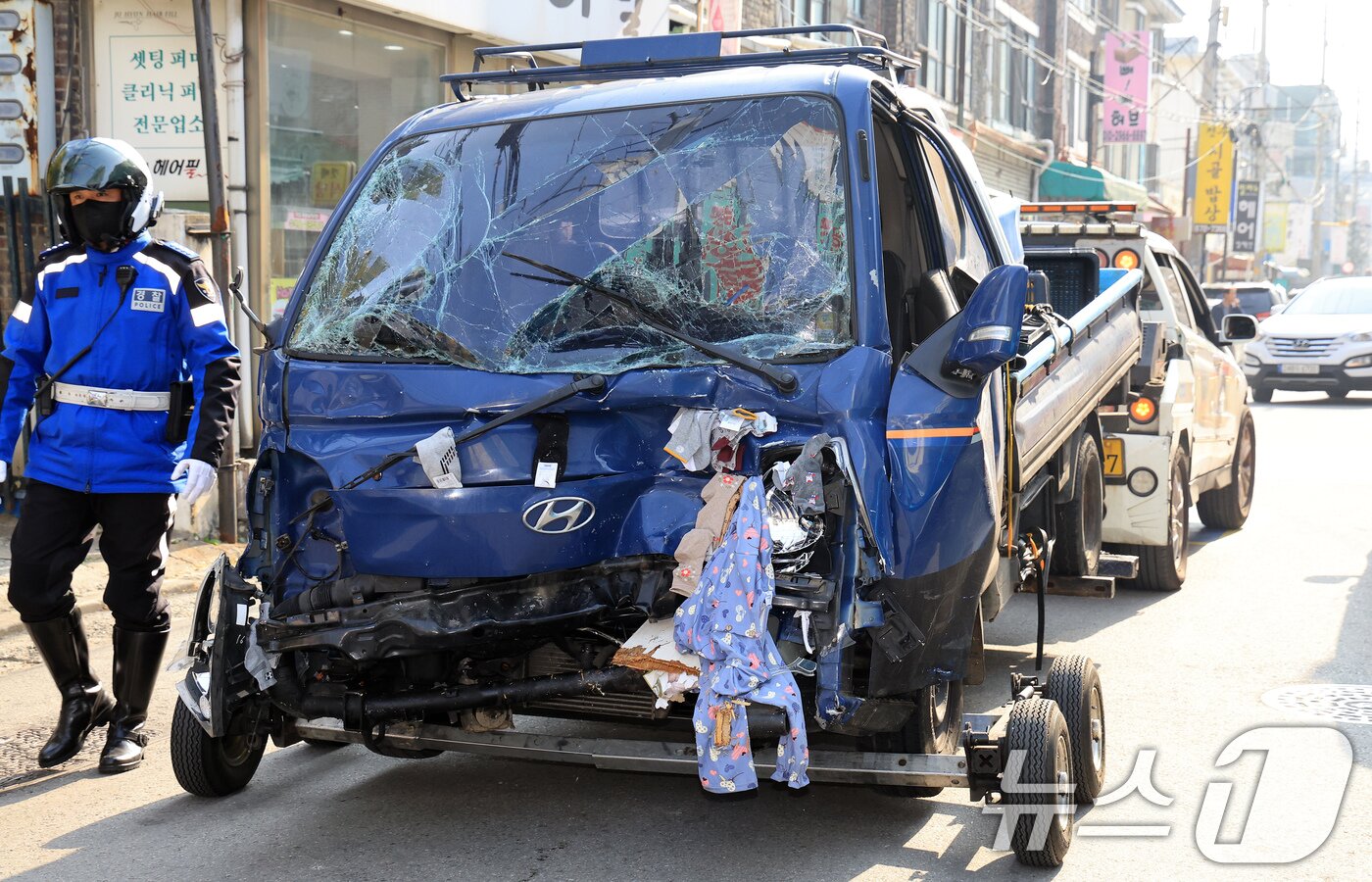 본문 이미지 - 13일 경기 부천 오정구 원종동 제일시장에서 A 씨가 몰던 1톤 트럭이 돌진하는 사고가 발생해 경찰 관계자들이 사고차량을 수습하고 있다. 2025.11.13/뉴스1 ⓒ News1 이호윤 기자