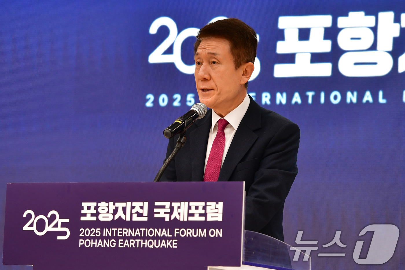 (포항=뉴스1) 최창호 기자 = 이강덕 경북 포항시장이 13일 북구 흥해도서관에서 열린 2025 포항지진 국제포럼에서 개회사를 하고 있다.국제포럼은 2017년 11월 15일 발생한 …
