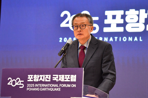 인사말하는 이진환 교수