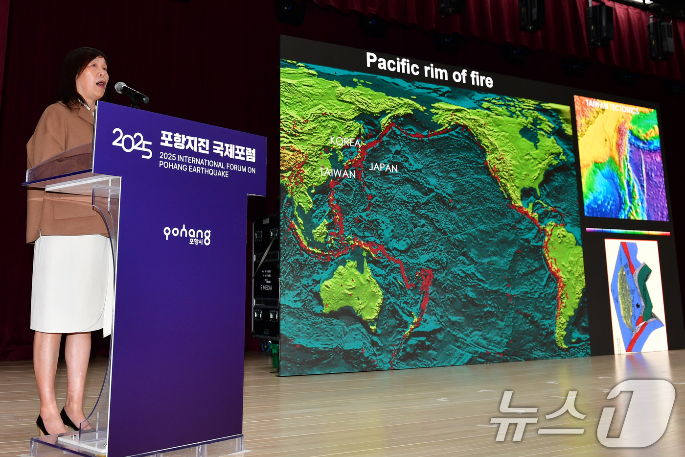 (포항=뉴스1) 최창호 기자 = 쿠오퐁 마 대만중앙연구원 지구과학연구소 수석과학자가 13일 북구 흥해도서관에서 열린 '2025 포항지진 국제포럼'에서 아시아 태평양 지진 단층 등 …