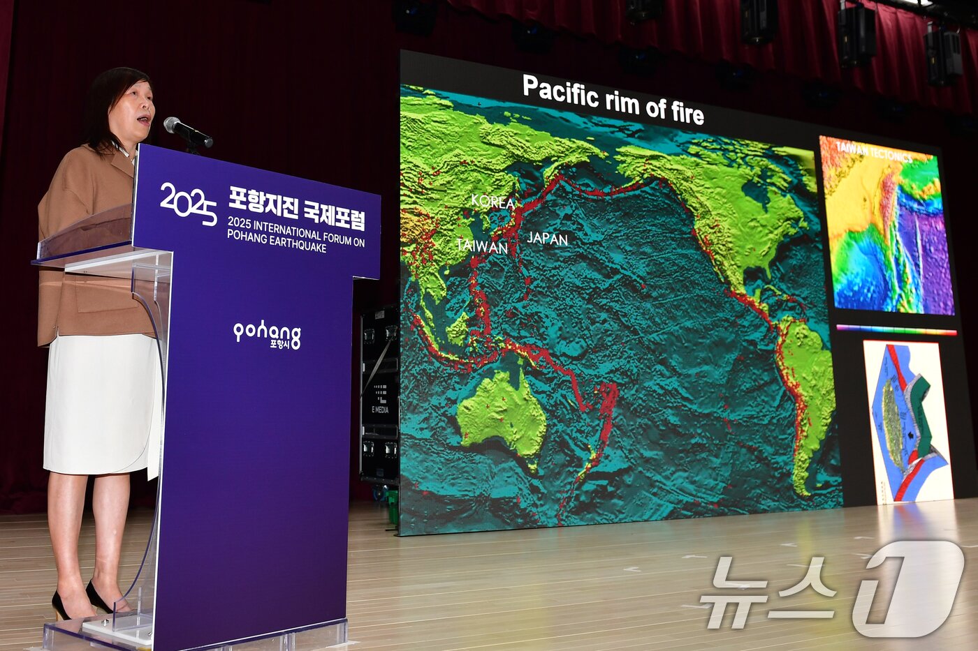 본문 이미지 - 쿠오퐁 마 대만중앙연구원 지구과학연구소 수석과학자가 13일 포항 흥해도서관에서 열린 '포항지진 국제포럼'에서 아시아태평양 지진 단층 등을 소개하고 있다. 2025.11.13/뉴스1 ⓒ News1 최창호 기자