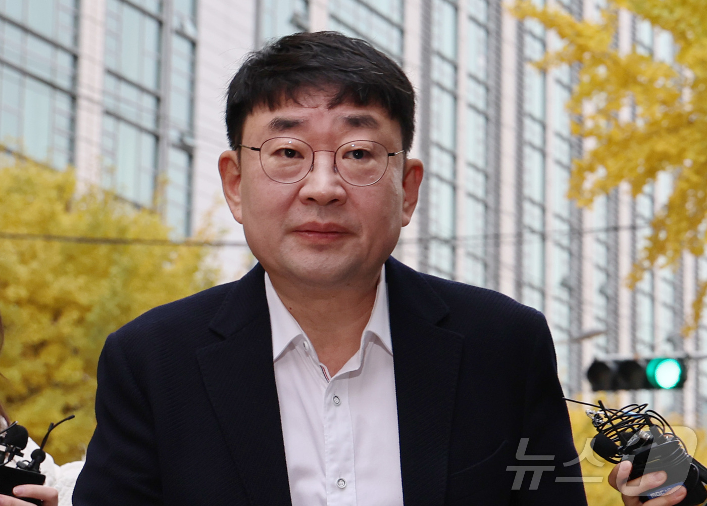 (서울=뉴스1) 구윤성 기자 = 보수성향 유튜브 '신의한수'를 운영하는 신혜식 씨가 13일 오전 서울경찰청 안보수사과에서 특수물건조물침입 교사 혐의로 피의자 조사를 받기 위해 출석 …