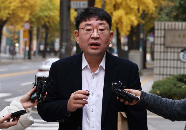 보수성향 유튜브 '신의한수' 신혜식 피의자 조사 출석