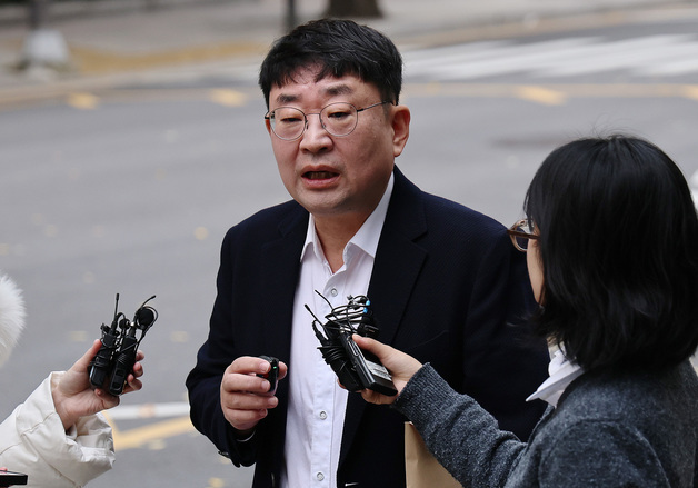 유튜버 신혜식, 피의자 조사 출석