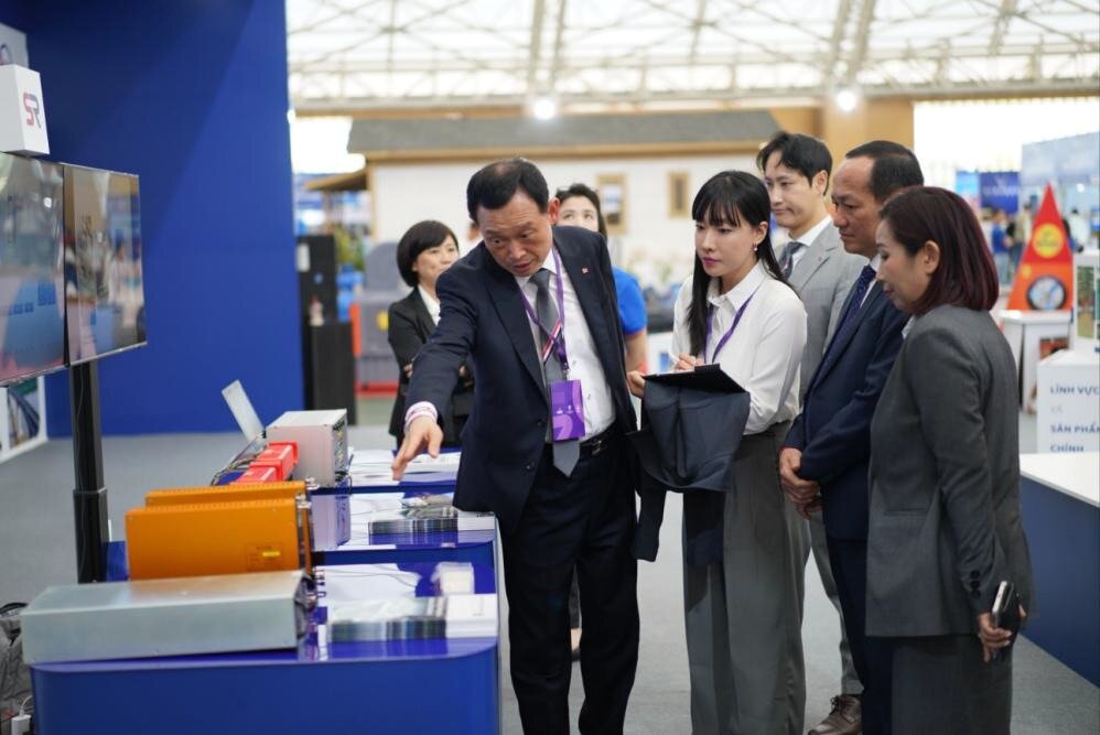 본문 이미지 - 12일 베트남 철도 현대화 콘퍼런스&#40;VRT & CON 2025&#41;에서 오태근 SR 관리 부사장이 철도국 쩐 티엔 칸&#40;Tran Tien Khanh&#41; 국장에게 SR의 철도신호시스템을 소개하고 있다.&#40;SR 제공&#41; / 뉴스1 ⓒ News1