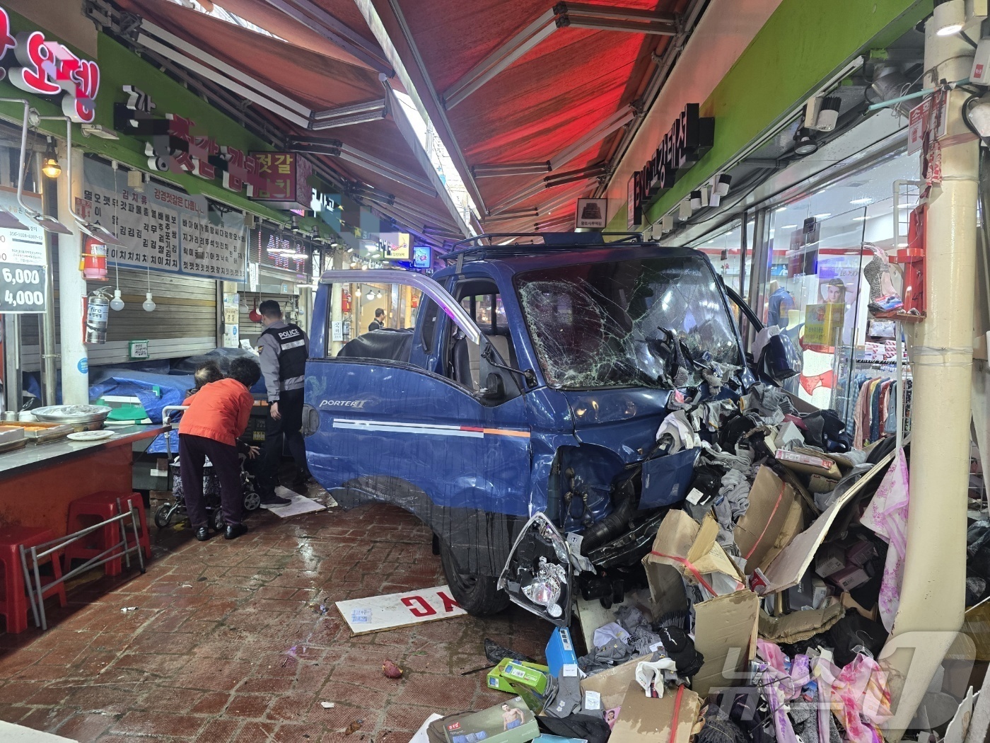 (부천=뉴스1) = 13일 오전 10시 55분쯤 경기 부천 오정구 원종동 제일시장에서 A 씨가 몰던 1톤 트럭이 돌진하는 사고가 발생했다. 이 사고로 인해 길을 가던 2명이 심정지 …