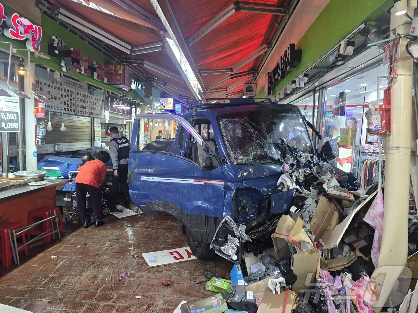본문 이미지 - 13일 오전 10시 55분쯤 경기 부천 오정구 원종동 제일시장에서 A 씨가 몰던 1톤 트럭이 돌진하는 사고가 발생했다.  &#40;경기 부천소방서 제공. 재판매 및 DB금지&#41; 2025.11.13/뉴스1