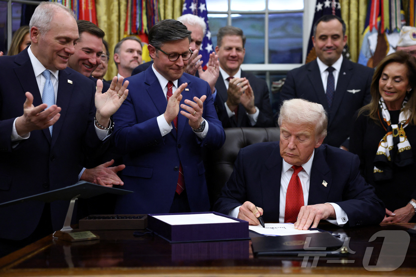 (워싱턴 로이터=뉴스1) 김경민 기자 = 도널드 트럼프 미국 대통령이 12일(현지시간) 워싱턴DC 백악관에서 연방 정부 셧다운(일시적 업무 정지)을 끝내기 위한 임시 예산안에 서명 …