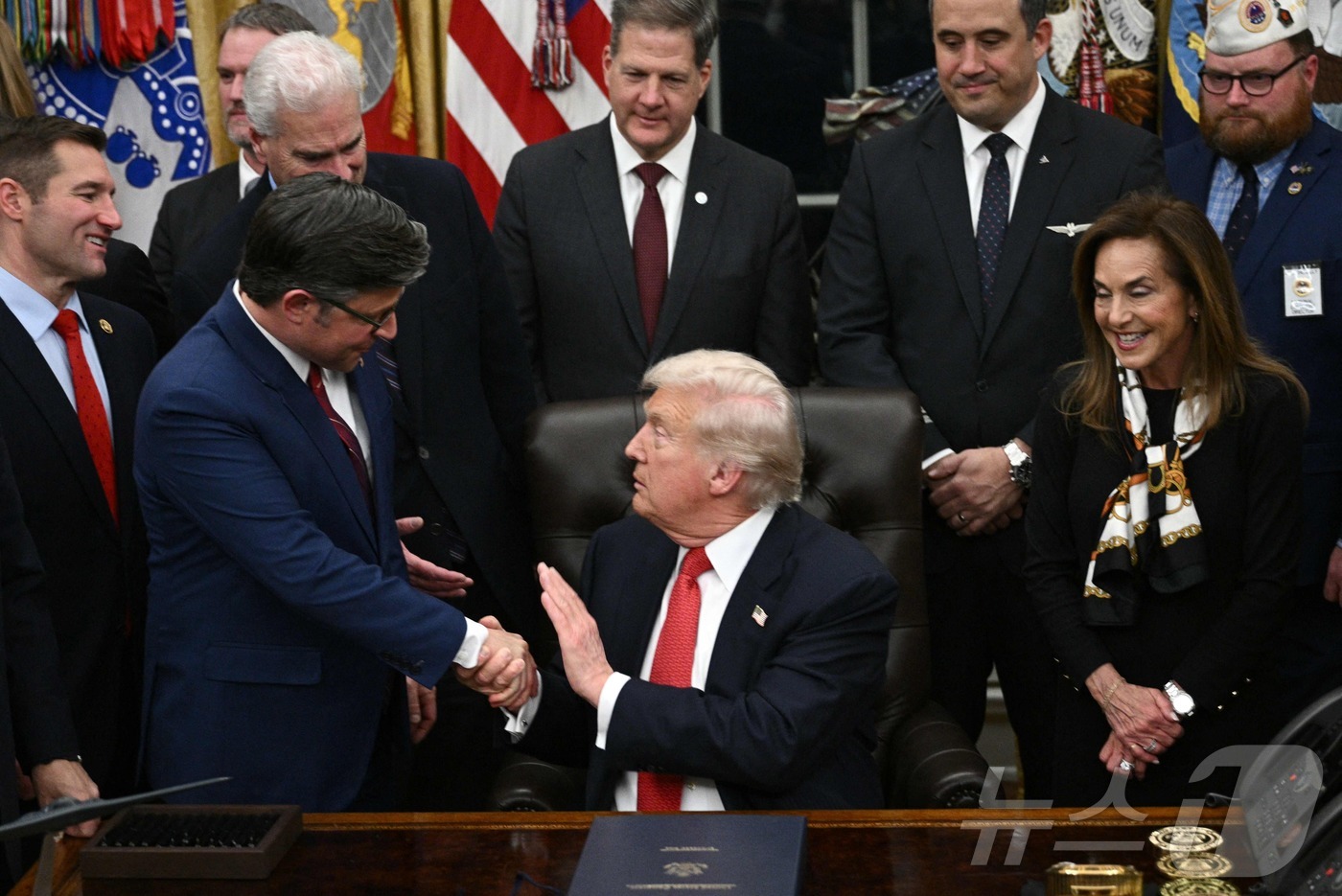 (워싱턴 AFP=뉴스1) 김경민 기자 = 도널드 트럼프 미국 대통령이 12일(현지시간) 워싱턴DC 백악관에서 연방 정부 셧다운(일시적 업무 정지)을 끝내기 위한 임시 예산안에 서명 …