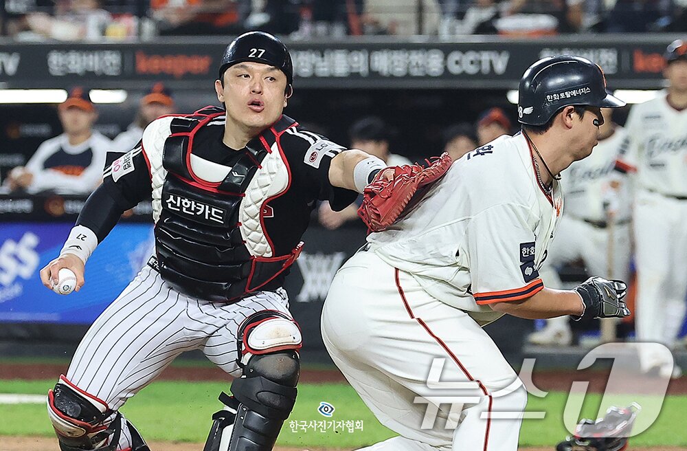 본문 이미지 - 9월 26일 오후 대전 한화생명 볼파크에서 열린 프로야구 '2025 신한 SOL뱅크 KBO 리그' LG 트윈스와 한화 이글스의 경기, 7회말 1사 주자 2,3루 한화 하주석의 번트 때 런다운에 걸렸던 3루 주자 노시환이 LG 박동원이 빈 글러브로 태그하는 바람에 득점에 성공하고 있다.