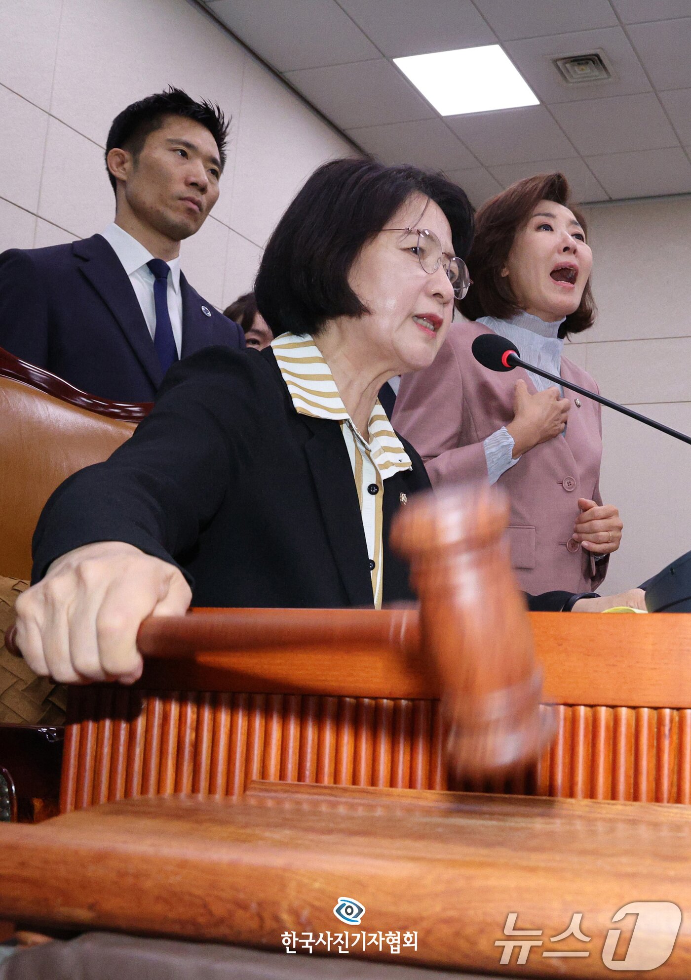 본문 이미지 - 나경원 국민의힘 의원이 9월 22일 서울 여의도 국회 열린 법제사법위원회 전체회의에서 추미애 국회 법제사법위원장의 퇴장 명령에 항의하고 있다.