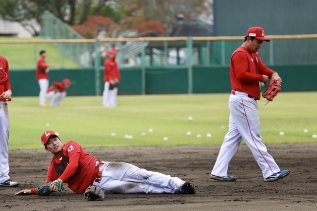 강팀의 조건은 수비…SSG 선수단, '지옥 펑고'에 곡소리 날 지경