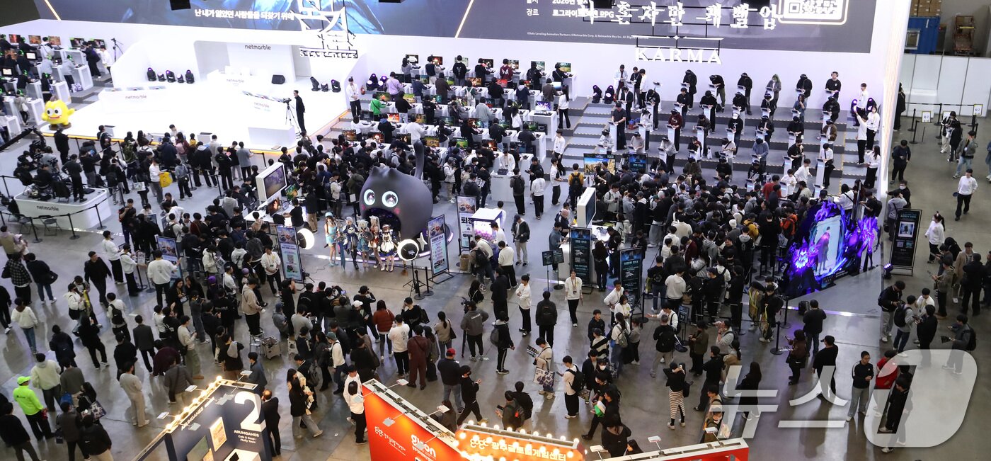 본문 이미지 - 13일 부산 해운대구 벡스코 제1전시장에서 열린 국내 최대 게임전시회 &#39;지스타 2025&#39;가 관람객들로 북적이고 있다. 2025.11.13/뉴스1 ⓒ News1 윤일지 기자