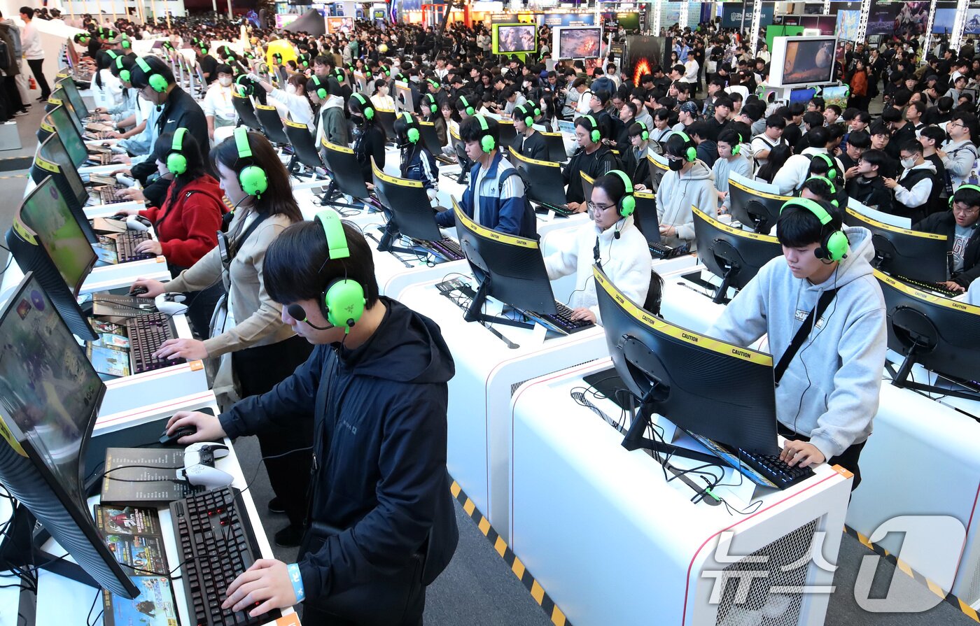 본문 이미지 - 13일 부산 해운대구 벡스코 제1전시장에서 열린 국내 최대 게임전시회 &#39;지스타 2025&#39;에서 관람객들이 신작 게임을 즐기고 있다. 16일까지 열리는 이번 지스타엔 총 3269개 부스, 44개국 1273개 국내외 게임사들이 참가했다. 게임 전시회를 비롯해 비즈니스 상담, 국제 게임 콘퍼런스&#40;G-CON&#41;, 인디게임 쇼케이스, 지스타컵 2025, 지스타 게임 코스프레 어워즈 등 다양한 행사가 진행된다. 2025.11.13/뉴스1 ⓒ News1 윤일지 기자