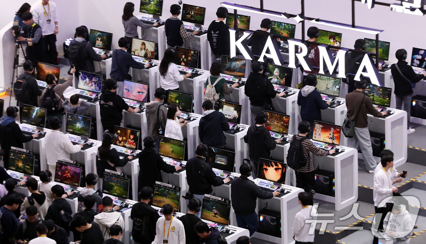 (부산=뉴스1) 윤일지 기자 = 13일 부산 해운대구 벡스코 제1전시장에서 열린 국내 최대 게임전시회 '지스타 2025'에서 관람객들이 신작 게임을 즐기고 있다.16일까지 열리는 …