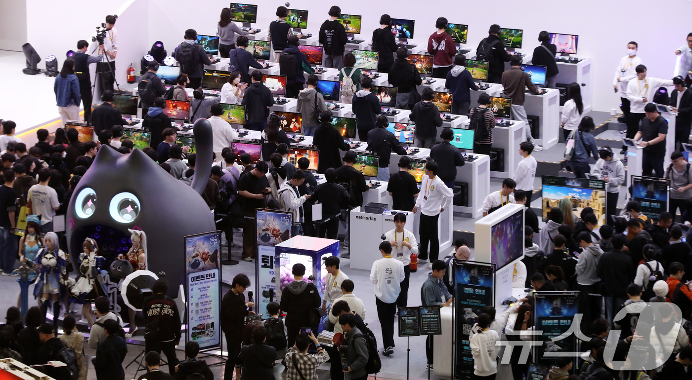 (부산=뉴스1) 윤일지 기자 = 13일 부산 해운대구 벡스코 제1전시장에서 열린 국내 최대 게임전시회 '지스타 2025'에서 관람객들이 신작 게임을 즐기고 있다.16일까지 열리는 …