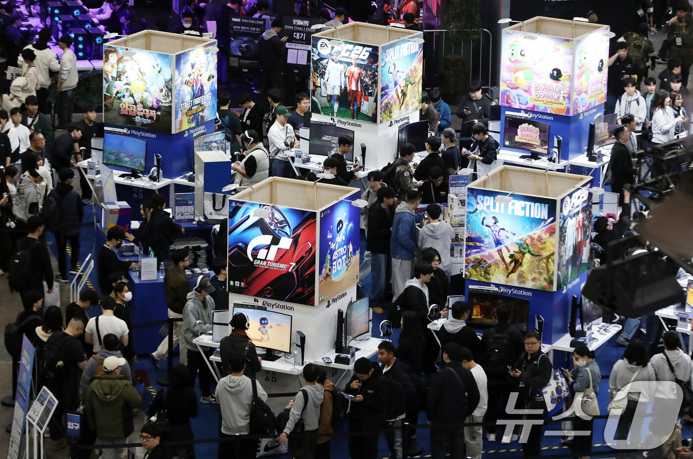 본문 이미지 - 13일 부산 해운대구 벡스코 제1전시장에서 열린 국내 최대 게임전시회 &#39;지스타 2025&#39;가 관람객들로 북적이고 있다.. 2025.11.13/뉴스1 ⓒ News1 윤일지 기자