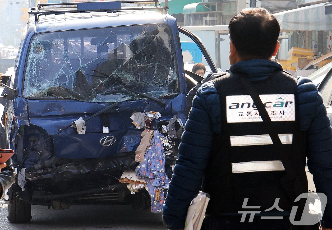 본문 이미지 - 13일 경기 부천 오정구 원종동 제일시장에서 A 씨가 몰던 1톤 트럭이 돌진하는 사고가 발생해 경찰 관게자들이 사고차량을 수습하고 있다. 2025.11.13/뉴스1 ⓒ News1 이호윤 기자